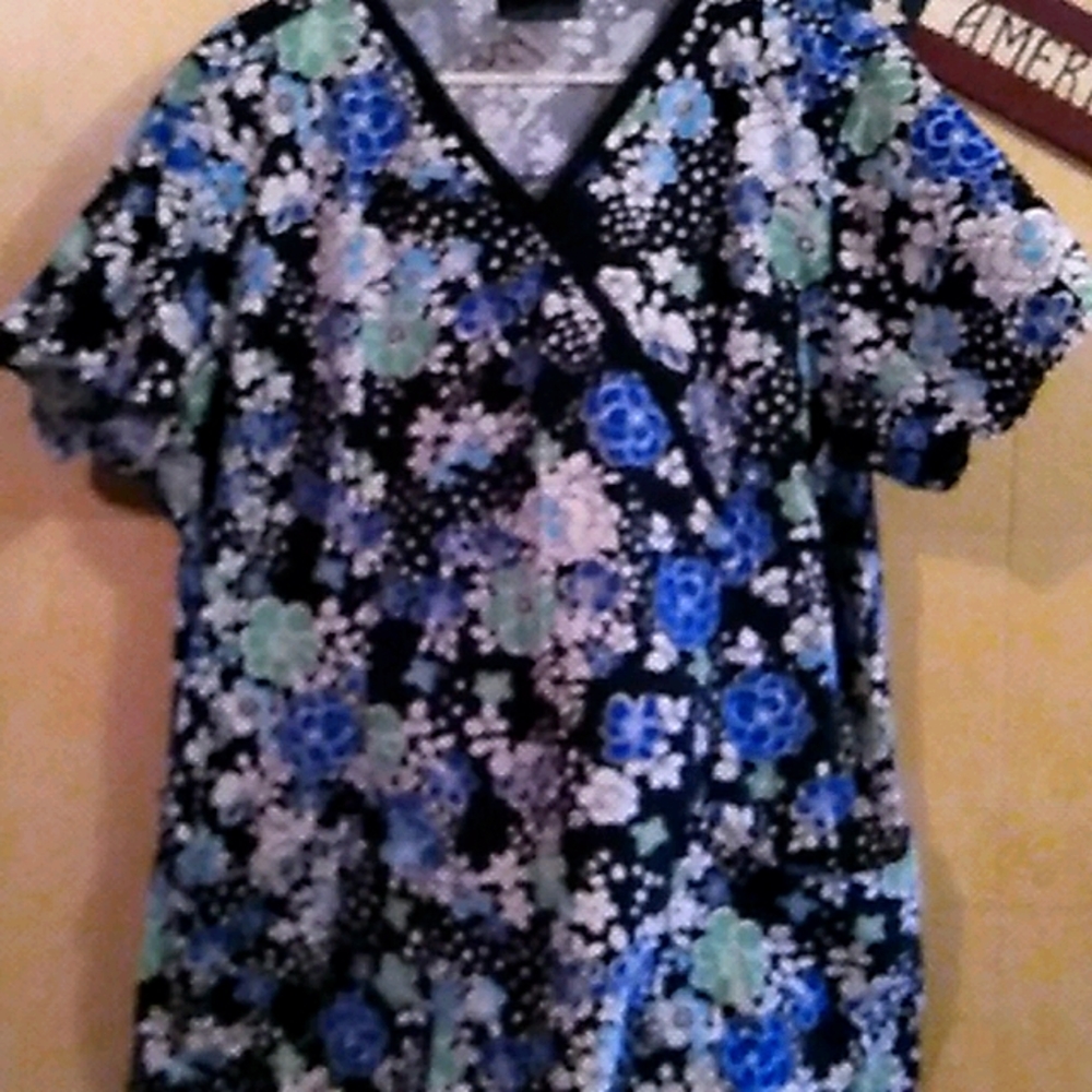 Cherokee xl scrub top